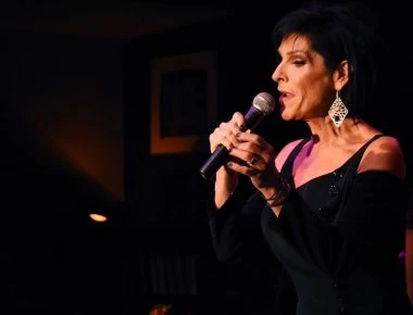 Η «μεταμόρφωση» της Σοφίας Βόσσου - Έκοψε τα μαλλιά της αγορέ και τα έβαψε εντελώς ροζ (φώτο-βίντεο)